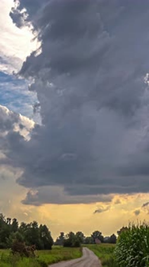 se forman imponentes nubes de tormenta al atardecer