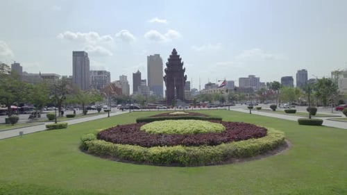 Survolez le parc Neak Banh Teuk en direction du Monument de l'Indépendance