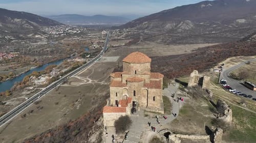 Umfliegen des historischen Jvari-Klosters aus dem 6. Jahrhundert in Mtskheta, Georgien. Luftaufnahmen