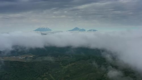 Nuages et volcan au Kamtchatka
