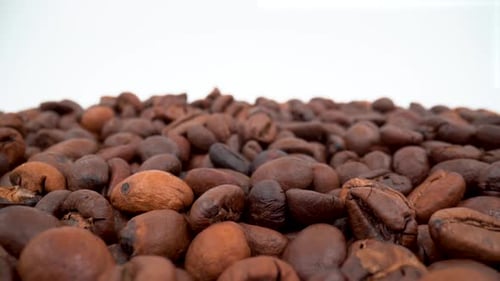 Kaffeebohnen aus nächster Nähe auf weißem Hintergrund isoliert 4K