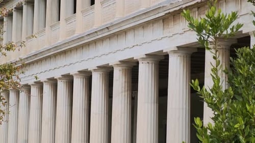 Colonnade de la Stoa d'Attalos dans l'Agora grecque d'Athènes avec des colonnes de marbre près de l'Acropole en