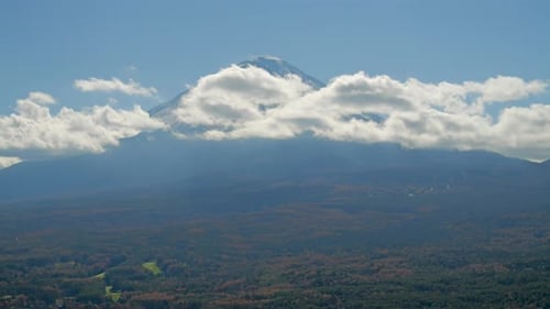 Lapso de tiempo sobre el monte Fuji en un día despejado con nubes en movimiento. Amplia vista panorámica