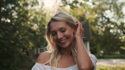 Portrait d'une femme caucasienne dans la nature près d'arbres verts