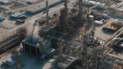 Öl und Gas, Benzin, Treibstoffraffinerie, Petrochemieanlage, Drohne, breites Filmmaterial