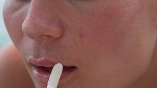 Primer plano de la boca y la mejilla de una mujer