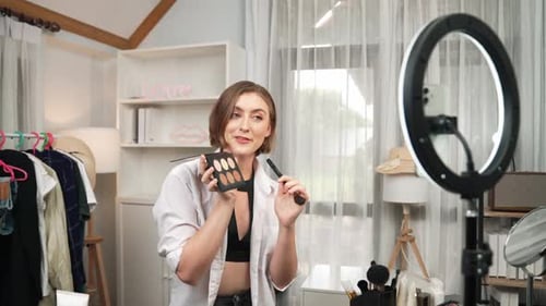 Mujer influencer graba un vlog en vivo, reseña de videos, maquillaje, prim social