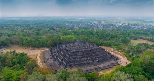 Hyperlapse der Drohne aus der Luft. Borobudur-Tempel auf der Insel Java, Indonesien
.