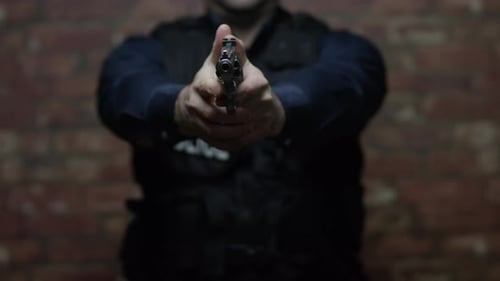 Polizeiwaffen - Polizist mit Waffe bei camera.mov