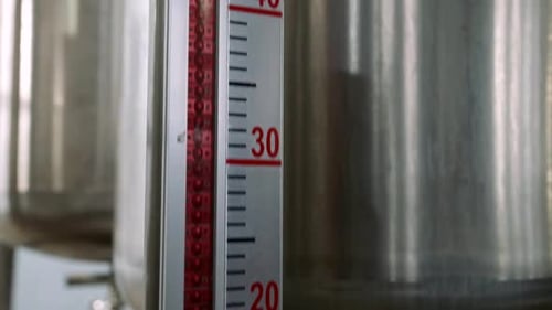 Échelle de température des équipements industriels dans une usine chinoise Vue rapprochée de la production de l'industrie lourde