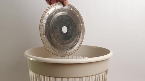 E135. The metal cutting disc is thrown into the trash. Disposal and recycling of waste.