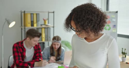 Mujer negra mostrando un saco ecológico
