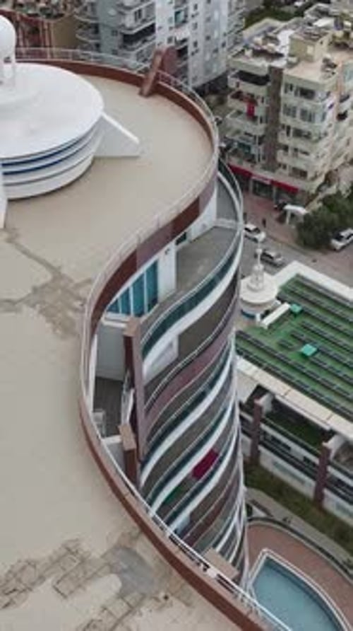 Operaciones de soldadura vertical por vídeo y trabajos preliminares en una obra de construcción activa