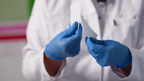 Une crème fraîchement mélangée est étalée sur une carte blanche dans un laboratoire.