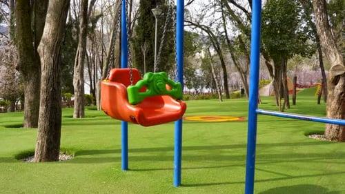 Spielplatz, leere Wippe, Schaukel im Park ohne Menschen, Sperrung der Stadt nach sozialer Distanzierung für Stopp