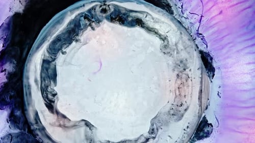 Encre abstraite et colorant se mélangeant en un mouvement fluide avec des couleurs psychédéliques et oniriques