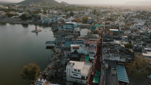 Luftaufnahme des Pushkar-Sees und der Stadt, Indien.