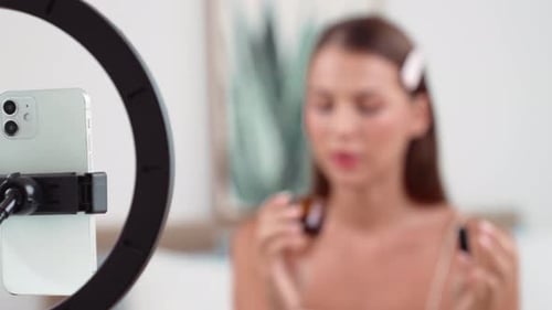 Vídeo tutorial de belleza y cosmética para una mujer joven haciendo contenido. Auditoría