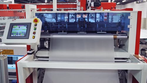 Plan rapproché de machines spéciales dans une usine de panneaux de production solaire. Technique industrielle en usine.