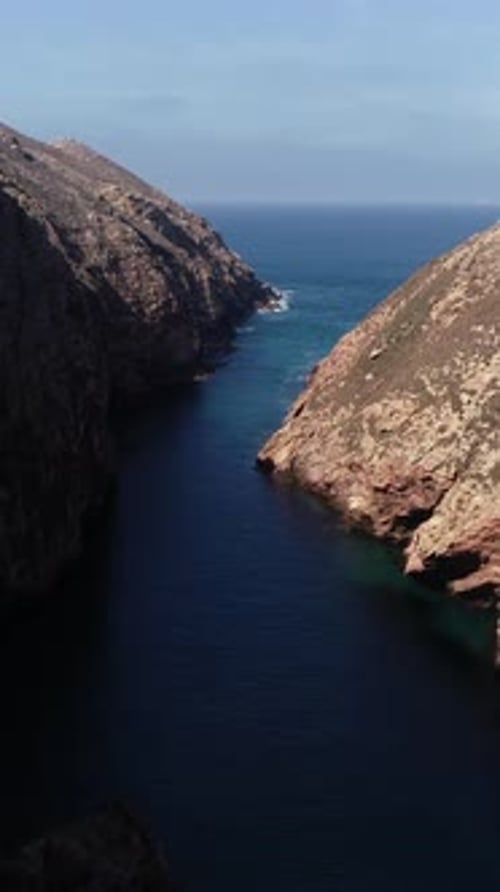 Meeresschlucht auf der Insel Berlengas in Portugal, vertikales Video