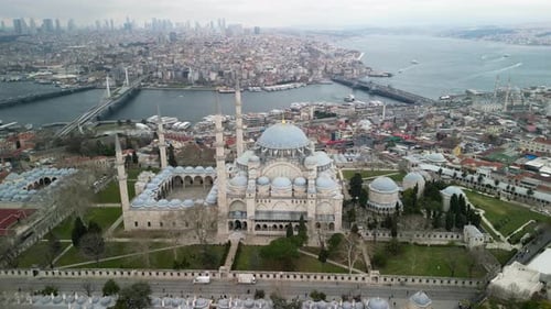 Suleymaniye Mosque, Galata bridge and Halich, fly backward shot