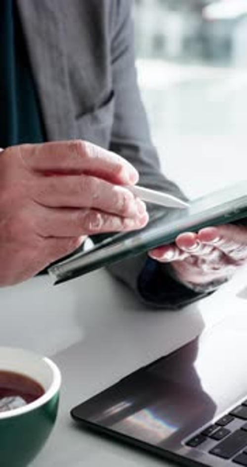 Hände, Person und Stift mit Tablet im Büro für Recherche, Finanzbericht und Börse