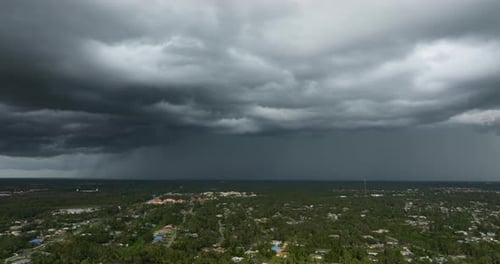 Fuertes lluvias en los suburbios de Florida durante la tormenta de verano