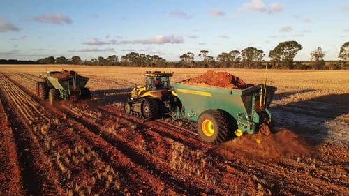 Nouveaux épandeurs travaillant sur les terres agricoles
