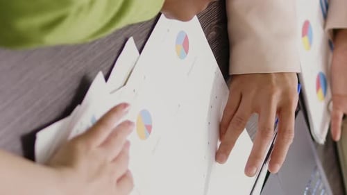 Vertikales Video Diverse Frauen analysieren Datenstatistiken auf Dokumenten
