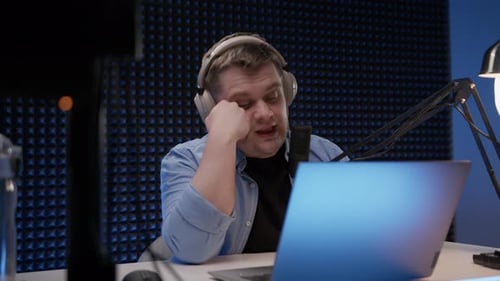 Radio Host Missed Moment of Turning on Microphone on Air and is Surprised By This Gets to Work Right