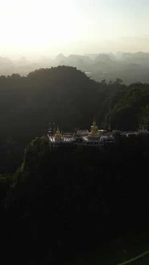 Vidéo par drone du magnifique temple rupestre du Tigre au sommet de la montagne