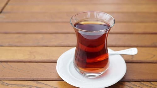Traditioneller türkischer Tee auf weißem Tisch