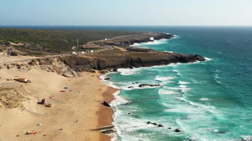 Vista aérea con un Zumbido del pintoresco océano y paisaje durante el verano