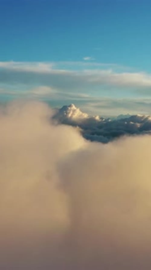 Vue aérienne des nuages au lever du soleil
