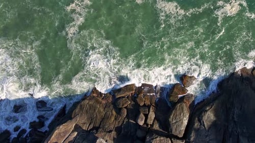 Hermosa costa rocosa del océano: las olas chocan contra la costa