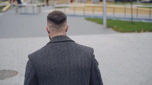 Jovem usando máscara protetora caminhando pela cidade após a reabertura do confinamento