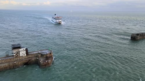 Fähre nähert sich dem Hafen von Dover, Fährterminal Kent England, 4K-Luftaufnahmen
