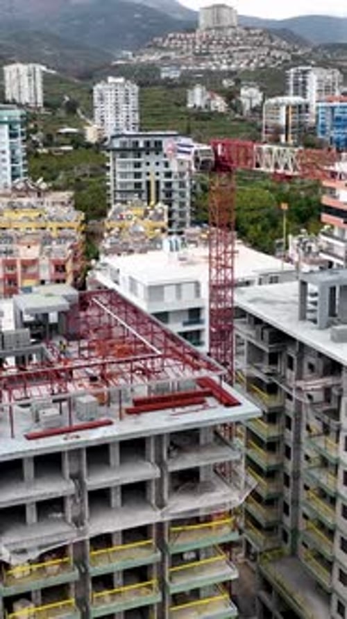Vídeo vertical, vista aérea, obra de construcción, obra en obra
