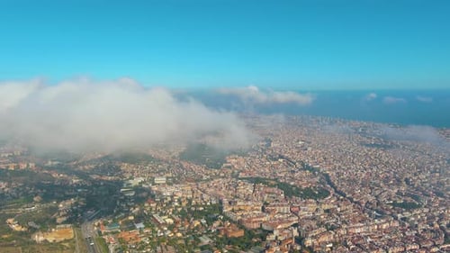 Drohnenhubschrauber, Skyline der Stadt Barcelona über Wolken und Nebel, typische Gebäude