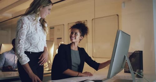 Séquence vidéo 4K montrant des hommes d'affaires travaillant tard au bureau