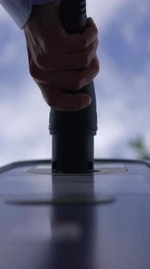 Un appareil moderne placé sous un ciel clair et clair dans un environnement extérieur