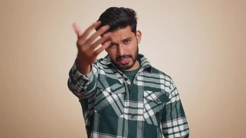 Indischer Mann lächelt aufgeregt und zeigt in die Kamera und wählt einen glücklichen Gewinner aus und sagt Hallo du