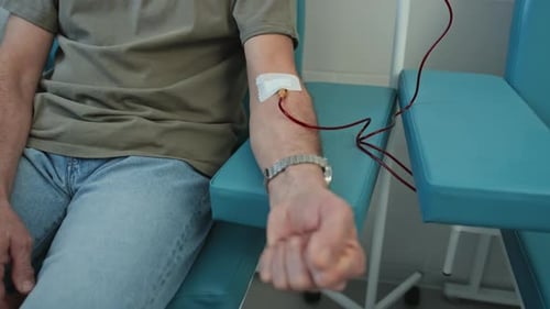 Unerkennbarer Mann spendet sein Blut