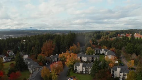 Luftbild eines modernen Apartmentkomplexes, umgeben von Herbstwald in Washington, USA