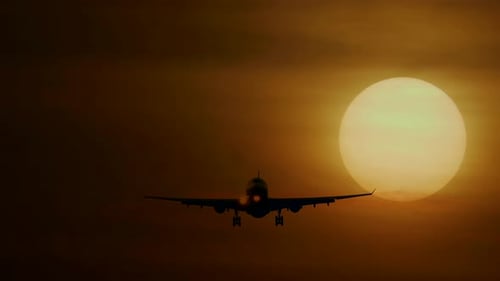 Kommerziell Flugzeug, das nach der Flugreise am Flughafen landet