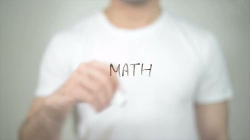 Mathe, Mann schreibt auf transparentem Bildschirm