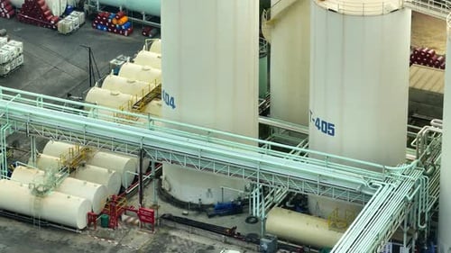Une vue aérienne montre l'usine de lubrification.