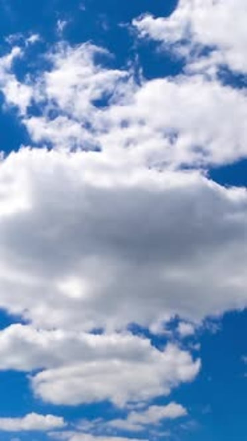 Wunderbarer blauer Himmel mit Wolken, die schnell ihre Form ändern. Wunderschöner Wolkenlandschafts-Zeitraffer