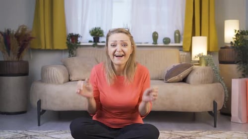 Mujer emocionada.