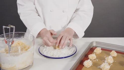 Colocar la masa para galletas en la bandeja para hornear galletas de coco